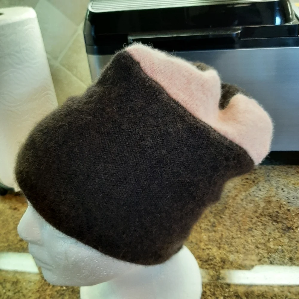 GAP 100% LAMBSWOOL KNIT HAT WITH SWEAT BAND.